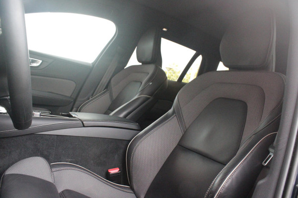 Volvo V60 2.0 T6 Plug-in hybrid 350PK AWD PLUS DARK | LONG RANGE | PANORAMISCH SCHUIF/KANTELDAK | NAVIGATIE VIA GOOGLE AUTO | APPLE CARPLAY / ANDROID AUTO | FULL-LED KOPLAMPEN | 19'' LICHTMETALEN VELGEN | LEDEREN BEKLEDING | POWER SEATS - BESTUURDERS- EN PASSAGIERSSTOEL ELEKTRISCHVERSTELBAAR MET GEHEUGEN, ELEKTRISCH VERSTELBARE  ZITVERLENGERS /LENDESTEUN VIERVOUDIG | STOEL- EN ACHTERBANKVERWARMING | STUURVERWARMING | PARKEERVERWARMING MET TIMER (STANDKACHEL) | ACHTERUIRIJ CAMERA | EXTRA GETINTE ACHTERRUITEN | ELEKTRISCH BEDIENBARE ACHTERKLEP | ELEKTRISCH INKLAPBARE BUITENSPIEGEL