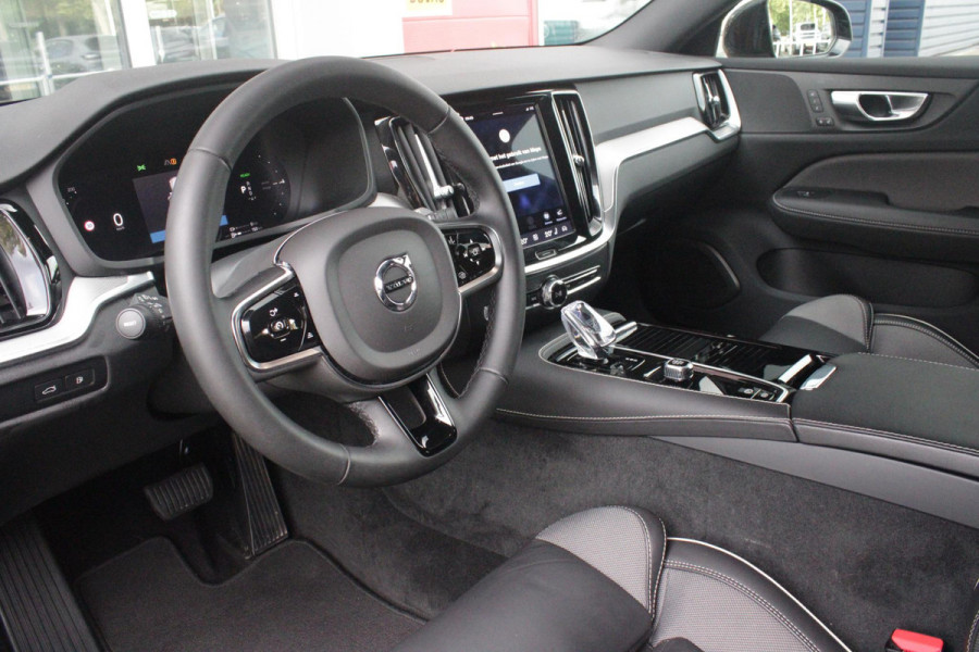 Volvo V60 2.0 T6 Plug-in hybrid 350PK AWD PLUS DARK | LONG RANGE | PANORAMISCH SCHUIF/KANTELDAK | NAVIGATIE VIA GOOGLE AUTO | APPLE CARPLAY / ANDROID AUTO | FULL-LED KOPLAMPEN | 19'' LICHTMETALEN VELGEN | LEDEREN BEKLEDING | POWER SEATS - BESTUURDERS- EN PASSAGIERSSTOEL ELEKTRISCHVERSTELBAAR MET GEHEUGEN, ELEKTRISCH VERSTELBARE  ZITVERLENGERS /LENDESTEUN VIERVOUDIG | STOEL- EN ACHTERBANKVERWARMING | STUURVERWARMING | PARKEERVERWARMING MET TIMER (STANDKACHEL) | ACHTERUIRIJ CAMERA | EXTRA GETINTE ACHTERRUITEN | ELEKTRISCH BEDIENBARE ACHTERKLEP | ELEKTRISCH INKLAPBARE BUITENSPIEGEL