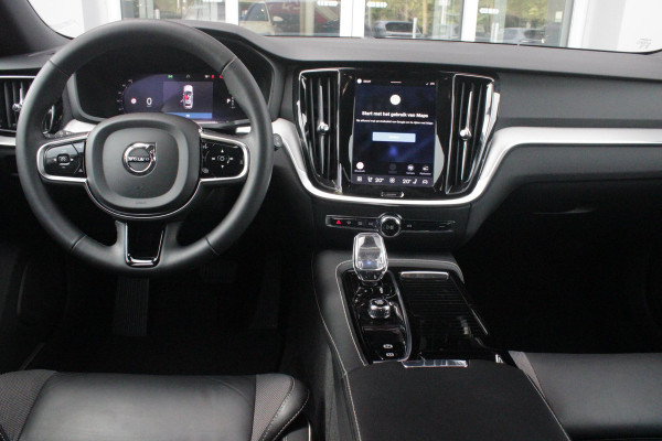 Volvo V60 2.0 T6 Plug-in hybrid 350PK AWD PLUS DARK | LONG RANGE | PANORAMISCH SCHUIF/KANTELDAK | NAVIGATIE VIA GOOGLE AUTO | APPLE CARPLAY / ANDROID AUTO | FULL-LED KOPLAMPEN | 19'' LICHTMETALEN VELGEN | LEDEREN BEKLEDING | POWER SEATS - BESTUURDERS- EN PASSAGIERSSTOEL ELEKTRISCHVERSTELBAAR MET GEHEUGEN, ELEKTRISCH VERSTELBARE  ZITVERLENGERS /LENDESTEUN VIERVOUDIG | STOEL- EN ACHTERBANKVERWARMING | STUURVERWARMING | PARKEERVERWARMING MET TIMER (STANDKACHEL) | ACHTERUIRIJ CAMERA | EXTRA GETINTE ACHTERRUITEN | ELEKTRISCH BEDIENBARE ACHTERKLEP | ELEKTRISCH INKLAPBARE BUITENSPIEGEL