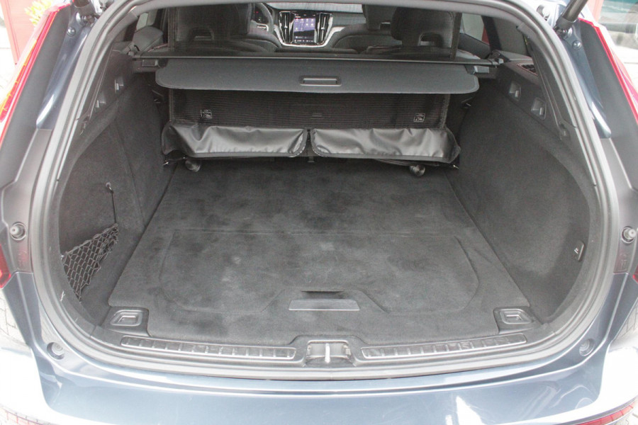 Volvo V60 2.0 T6 Plug-in hybrid 350PK AWD PLUS DARK | LONG RANGE | PANORAMISCH SCHUIF/KANTELDAK | NAVIGATIE VIA GOOGLE AUTO | APPLE CARPLAY / ANDROID AUTO | FULL-LED KOPLAMPEN | 19'' LICHTMETALEN VELGEN | LEDEREN BEKLEDING | POWER SEATS - BESTUURDERS- EN PASSAGIERSSTOEL ELEKTRISCHVERSTELBAAR MET GEHEUGEN, ELEKTRISCH VERSTELBARE  ZITVERLENGERS /LENDESTEUN VIERVOUDIG | STOEL- EN ACHTERBANKVERWARMING | STUURVERWARMING | PARKEERVERWARMING MET TIMER (STANDKACHEL) | ACHTERUIRIJ CAMERA | EXTRA GETINTE ACHTERRUITEN | ELEKTRISCH BEDIENBARE ACHTERKLEP | ELEKTRISCH INKLAPBARE BUITENSPIEGEL