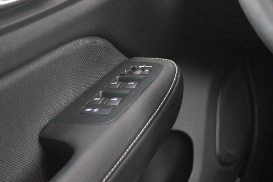 Volvo V60 2.0 T6 Plug-in hybrid 350PK AWD PLUS DARK | LONG RANGE | PANORAMISCH SCHUIF/KANTELDAK | NAVIGATIE VIA GOOGLE AUTO | APPLE CARPLAY / ANDROID AUTO | FULL-LED KOPLAMPEN | 19'' LICHTMETALEN VELGEN | LEDEREN BEKLEDING | POWER SEATS - BESTUURDERS- EN PASSAGIERSSTOEL ELEKTRISCHVERSTELBAAR MET GEHEUGEN, ELEKTRISCH VERSTELBARE  ZITVERLENGERS /LENDESTEUN VIERVOUDIG | STOEL- EN ACHTERBANKVERWARMING | STUURVERWARMING | PARKEERVERWARMING MET TIMER (STANDKACHEL) | ACHTERUIRIJ CAMERA | EXTRA GETINTE ACHTERRUITEN | ELEKTRISCH BEDIENBARE ACHTERKLEP | ELEKTRISCH INKLAPBARE BUITENSPIEGEL