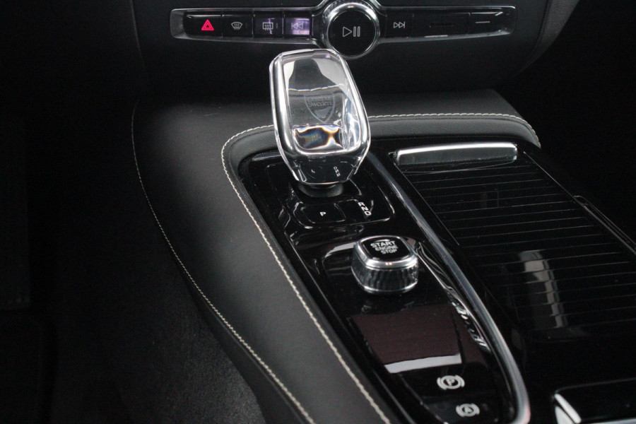 Volvo V60 2.0 T6 Plug-in hybrid 350PK AWD PLUS DARK | LONG RANGE | PANORAMISCH SCHUIF/KANTELDAK | NAVIGATIE VIA GOOGLE AUTO | APPLE CARPLAY / ANDROID AUTO | FULL-LED KOPLAMPEN | 19'' LICHTMETALEN VELGEN | LEDEREN BEKLEDING | POWER SEATS - BESTUURDERS- EN PASSAGIERSSTOEL ELEKTRISCHVERSTELBAAR MET GEHEUGEN, ELEKTRISCH VERSTELBARE  ZITVERLENGERS /LENDESTEUN VIERVOUDIG | STOEL- EN ACHTERBANKVERWARMING | STUURVERWARMING | PARKEERVERWARMING MET TIMER (STANDKACHEL) | ACHTERUIRIJ CAMERA | EXTRA GETINTE ACHTERRUITEN | ELEKTRISCH BEDIENBARE ACHTERKLEP | ELEKTRISCH INKLAPBARE BUITENSPIEGEL