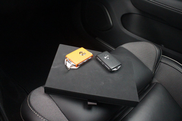 Volvo V60 2.0 T6 Plug-in hybrid 350PK AWD PLUS DARK | LONG RANGE | PANORAMISCH SCHUIF/KANTELDAK | NAVIGATIE VIA GOOGLE AUTO | APPLE CARPLAY / ANDROID AUTO | FULL-LED KOPLAMPEN | 19'' LICHTMETALEN VELGEN | LEDEREN BEKLEDING | POWER SEATS - BESTUURDERS- EN PASSAGIERSSTOEL ELEKTRISCHVERSTELBAAR MET GEHEUGEN, ELEKTRISCH VERSTELBARE  ZITVERLENGERS /LENDESTEUN VIERVOUDIG | STOEL- EN ACHTERBANKVERWARMING | STUURVERWARMING | PARKEERVERWARMING MET TIMER (STANDKACHEL) | ACHTERUIRIJ CAMERA | EXTRA GETINTE ACHTERRUITEN | ELEKTRISCH BEDIENBARE ACHTERKLEP | ELEKTRISCH INKLAPBARE BUITENSPIEGEL