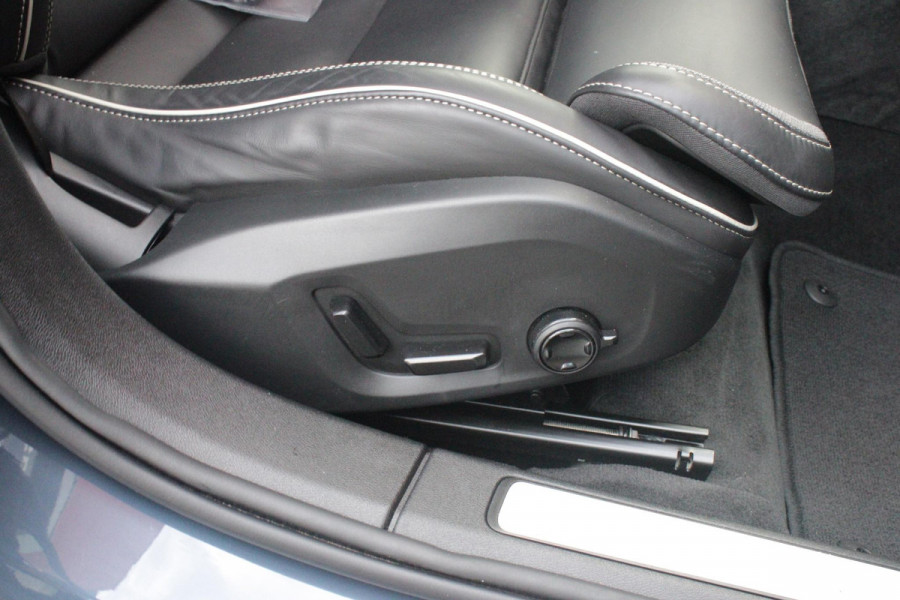 Volvo V60 2.0 T6 Plug-in hybrid 350PK AWD PLUS DARK | LONG RANGE | PANORAMISCH SCHUIF/KANTELDAK | NAVIGATIE VIA GOOGLE AUTO | APPLE CARPLAY / ANDROID AUTO | FULL-LED KOPLAMPEN | 19'' LICHTMETALEN VELGEN | LEDEREN BEKLEDING | POWER SEATS - BESTUURDERS- EN PASSAGIERSSTOEL ELEKTRISCHVERSTELBAAR MET GEHEUGEN, ELEKTRISCH VERSTELBARE  ZITVERLENGERS /LENDESTEUN VIERVOUDIG | STOEL- EN ACHTERBANKVERWARMING | STUURVERWARMING | PARKEERVERWARMING MET TIMER (STANDKACHEL) | ACHTERUIRIJ CAMERA | EXTRA GETINTE ACHTERRUITEN | ELEKTRISCH BEDIENBARE ACHTERKLEP | ELEKTRISCH INKLAPBARE BUITENSPIEGEL
