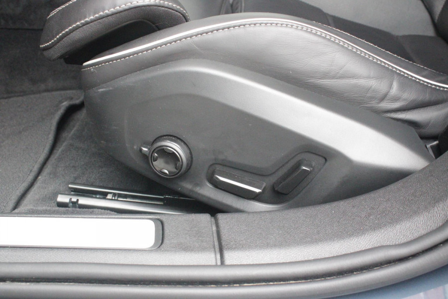 Volvo V60 2.0 T6 Plug-in hybrid 350PK AWD PLUS DARK | LONG RANGE | PANORAMISCH SCHUIF/KANTELDAK | NAVIGATIE VIA GOOGLE AUTO | APPLE CARPLAY / ANDROID AUTO | FULL-LED KOPLAMPEN | 19'' LICHTMETALEN VELGEN | LEDEREN BEKLEDING | POWER SEATS - BESTUURDERS- EN PASSAGIERSSTOEL ELEKTRISCHVERSTELBAAR MET GEHEUGEN, ELEKTRISCH VERSTELBARE  ZITVERLENGERS /LENDESTEUN VIERVOUDIG | STOEL- EN ACHTERBANKVERWARMING | STUURVERWARMING | PARKEERVERWARMING MET TIMER (STANDKACHEL) | ACHTERUIRIJ CAMERA | EXTRA GETINTE ACHTERRUITEN | ELEKTRISCH BEDIENBARE ACHTERKLEP | ELEKTRISCH INKLAPBARE BUITENSPIEGEL