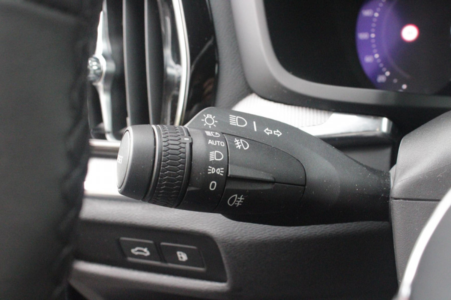 Volvo V60 2.0 T6 Plug-in hybrid 350PK AWD PLUS DARK | LONG RANGE | PANORAMISCH SCHUIF/KANTELDAK | NAVIGATIE VIA GOOGLE AUTO | APPLE CARPLAY / ANDROID AUTO | FULL-LED KOPLAMPEN | 19'' LICHTMETALEN VELGEN | LEDEREN BEKLEDING | POWER SEATS - BESTUURDERS- EN PASSAGIERSSTOEL ELEKTRISCHVERSTELBAAR MET GEHEUGEN, ELEKTRISCH VERSTELBARE  ZITVERLENGERS /LENDESTEUN VIERVOUDIG | STOEL- EN ACHTERBANKVERWARMING | STUURVERWARMING | PARKEERVERWARMING MET TIMER (STANDKACHEL) | ACHTERUIRIJ CAMERA | EXTRA GETINTE ACHTERRUITEN | ELEKTRISCH BEDIENBARE ACHTERKLEP | ELEKTRISCH INKLAPBARE BUITENSPIEGEL