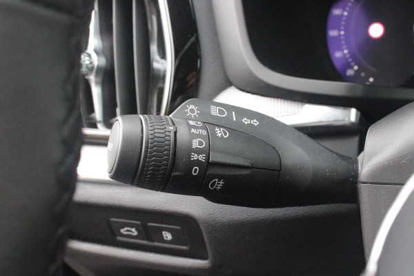 Volvo V60 2.0 T6 Plug-in hybrid 350PK AWD PLUS DARK | LONG RANGE | PANORAMISCH SCHUIF/KANTELDAK | NAVIGATIE VIA GOOGLE AUTO | APPLE CARPLAY / ANDROID AUTO | FULL-LED KOPLAMPEN | 19'' LICHTMETALEN VELGEN | LEDEREN BEKLEDING | POWER SEATS - BESTUURDERS- EN PASSAGIERSSTOEL ELEKTRISCHVERSTELBAAR MET GEHEUGEN, ELEKTRISCH VERSTELBARE  ZITVERLENGERS /LENDESTEUN VIERVOUDIG | STOEL- EN ACHTERBANKVERWARMING | STUURVERWARMING | PARKEERVERWARMING MET TIMER (STANDKACHEL) | ACHTERUIRIJ CAMERA | EXTRA GETINTE ACHTERRUITEN | ELEKTRISCH BEDIENBARE ACHTERKLEP | ELEKTRISCH INKLAPBARE BUITENSPIEGEL