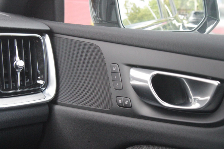 Volvo V60 2.0 T6 Plug-in hybrid 350PK AWD PLUS DARK | LONG RANGE | PANORAMISCH SCHUIF/KANTELDAK | NAVIGATIE VIA GOOGLE AUTO | APPLE CARPLAY / ANDROID AUTO | FULL-LED KOPLAMPEN | 19'' LICHTMETALEN VELGEN | LEDEREN BEKLEDING | POWER SEATS - BESTUURDERS- EN PASSAGIERSSTOEL ELEKTRISCHVERSTELBAAR MET GEHEUGEN, ELEKTRISCH VERSTELBARE  ZITVERLENGERS /LENDESTEUN VIERVOUDIG | STOEL- EN ACHTERBANKVERWARMING | STUURVERWARMING | PARKEERVERWARMING MET TIMER (STANDKACHEL) | ACHTERUIRIJ CAMERA | EXTRA GETINTE ACHTERRUITEN | ELEKTRISCH BEDIENBARE ACHTERKLEP | ELEKTRISCH INKLAPBARE BUITENSPIEGEL