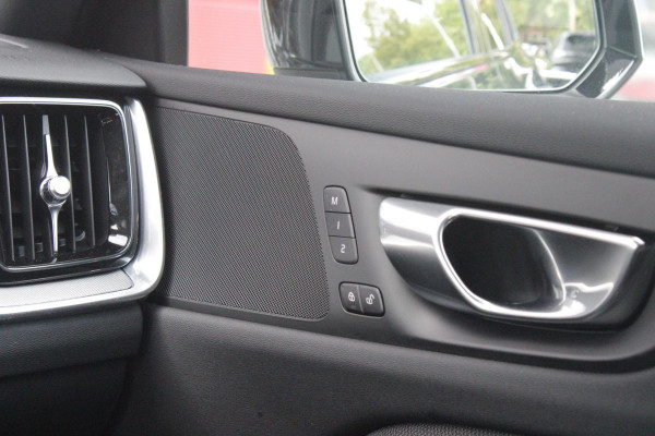 Volvo V60 2.0 T6 Plug-in hybrid 350PK AWD PLUS DARK | LONG RANGE | PANORAMISCH SCHUIF/KANTELDAK | NAVIGATIE VIA GOOGLE AUTO | APPLE CARPLAY / ANDROID AUTO | FULL-LED KOPLAMPEN | 19'' LICHTMETALEN VELGEN | LEDEREN BEKLEDING | POWER SEATS - BESTUURDERS- EN PASSAGIERSSTOEL ELEKTRISCHVERSTELBAAR MET GEHEUGEN, ELEKTRISCH VERSTELBARE  ZITVERLENGERS /LENDESTEUN VIERVOUDIG | STOEL- EN ACHTERBANKVERWARMING | STUURVERWARMING | PARKEERVERWARMING MET TIMER (STANDKACHEL) | ACHTERUIRIJ CAMERA | EXTRA GETINTE ACHTERRUITEN | ELEKTRISCH BEDIENBARE ACHTERKLEP | ELEKTRISCH INKLAPBARE BUITENSPIEGEL