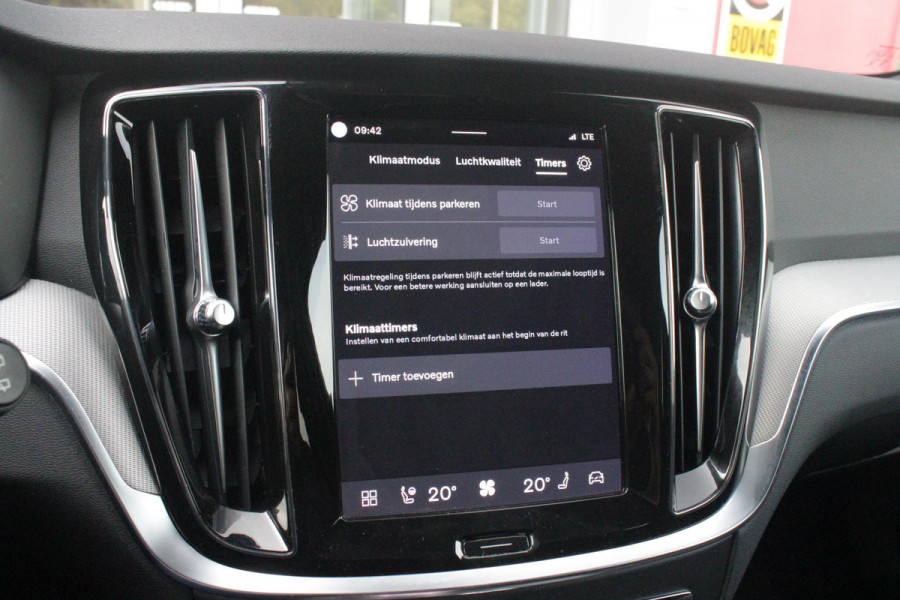 Volvo V60 2.0 T6 Plug-in hybrid 350PK AWD PLUS DARK | LONG RANGE | PANORAMISCH SCHUIF/KANTELDAK | NAVIGATIE VIA GOOGLE AUTO | APPLE CARPLAY / ANDROID AUTO | FULL-LED KOPLAMPEN | 19'' LICHTMETALEN VELGEN | LEDEREN BEKLEDING | POWER SEATS - BESTUURDERS- EN PASSAGIERSSTOEL ELEKTRISCHVERSTELBAAR MET GEHEUGEN, ELEKTRISCH VERSTELBARE  ZITVERLENGERS /LENDESTEUN VIERVOUDIG | STOEL- EN ACHTERBANKVERWARMING | STUURVERWARMING | PARKEERVERWARMING MET TIMER (STANDKACHEL) | ACHTERUIRIJ CAMERA | EXTRA GETINTE ACHTERRUITEN | ELEKTRISCH BEDIENBARE ACHTERKLEP | ELEKTRISCH INKLAPBARE BUITENSPIEGEL