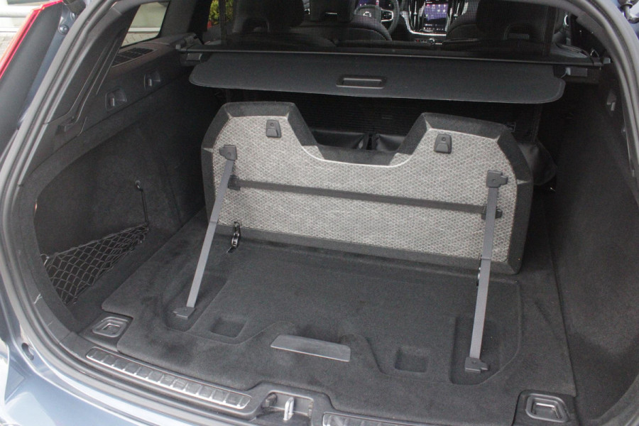Volvo V60 2.0 T6 Plug-in hybrid 350PK AWD PLUS DARK | LONG RANGE | PANORAMISCH SCHUIF/KANTELDAK | NAVIGATIE VIA GOOGLE AUTO | APPLE CARPLAY / ANDROID AUTO | FULL-LED KOPLAMPEN | 19'' LICHTMETALEN VELGEN | LEDEREN BEKLEDING | POWER SEATS - BESTUURDERS- EN PASSAGIERSSTOEL ELEKTRISCHVERSTELBAAR MET GEHEUGEN, ELEKTRISCH VERSTELBARE  ZITVERLENGERS /LENDESTEUN VIERVOUDIG | STOEL- EN ACHTERBANKVERWARMING | STUURVERWARMING | PARKEERVERWARMING MET TIMER (STANDKACHEL) | ACHTERUIRIJ CAMERA | EXTRA GETINTE ACHTERRUITEN | ELEKTRISCH BEDIENBARE ACHTERKLEP | ELEKTRISCH INKLAPBARE BUITENSPIEGEL
