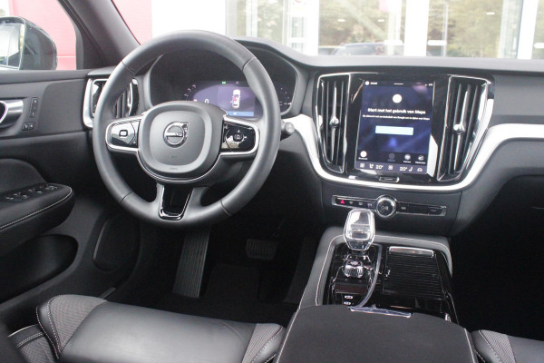 Volvo V60 2.0 T6 Plug-in hybrid 350PK AWD PLUS DARK | LONG RANGE | PANORAMISCH SCHUIF/KANTELDAK | NAVIGATIE VIA GOOGLE AUTO | APPLE CARPLAY / ANDROID AUTO | FULL-LED KOPLAMPEN | 19'' LICHTMETALEN VELGEN | LEDEREN BEKLEDING | POWER SEATS - BESTUURDERS- EN PASSAGIERSSTOEL ELEKTRISCHVERSTELBAAR MET GEHEUGEN, ELEKTRISCH VERSTELBARE  ZITVERLENGERS /LENDESTEUN VIERVOUDIG | STOEL- EN ACHTERBANKVERWARMING | STUURVERWARMING | PARKEERVERWARMING MET TIMER (STANDKACHEL) | ACHTERUIRIJ CAMERA | EXTRA GETINTE ACHTERRUITEN | ELEKTRISCH BEDIENBARE ACHTERKLEP | ELEKTRISCH INKLAPBARE BUITENSPIEGEL