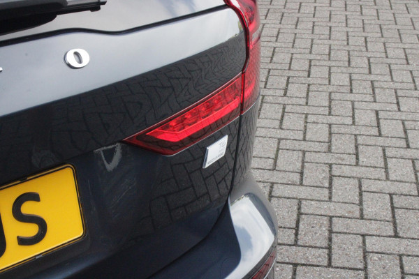 Volvo V60 2.0 T6 Plug-in hybrid 350PK AWD PLUS DARK | LONG RANGE | PANORAMISCH SCHUIF/KANTELDAK | NAVIGATIE VIA GOOGLE AUTO | APPLE CARPLAY / ANDROID AUTO | FULL-LED KOPLAMPEN | 19'' LICHTMETALEN VELGEN | LEDEREN BEKLEDING | POWER SEATS - BESTUURDERS- EN PASSAGIERSSTOEL ELEKTRISCHVERSTELBAAR MET GEHEUGEN, ELEKTRISCH VERSTELBARE  ZITVERLENGERS /LENDESTEUN VIERVOUDIG | STOEL- EN ACHTERBANKVERWARMING | STUURVERWARMING | PARKEERVERWARMING MET TIMER (STANDKACHEL) | ACHTERUIRIJ CAMERA | EXTRA GETINTE ACHTERRUITEN | ELEKTRISCH BEDIENBARE ACHTERKLEP | ELEKTRISCH INKLAPBARE BUITENSPIEGEL