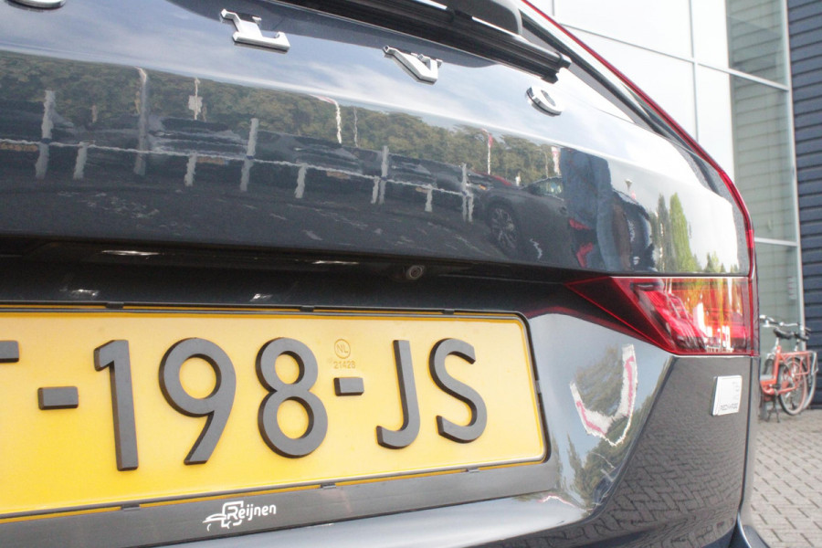 Volvo V60 2.0 T6 Plug-in hybrid 350PK AWD PLUS DARK | LONG RANGE | PANORAMISCH SCHUIF/KANTELDAK | NAVIGATIE VIA GOOGLE AUTO | APPLE CARPLAY / ANDROID AUTO | FULL-LED KOPLAMPEN | 19'' LICHTMETALEN VELGEN | LEDEREN BEKLEDING | POWER SEATS - BESTUURDERS- EN PASSAGIERSSTOEL ELEKTRISCHVERSTELBAAR MET GEHEUGEN, ELEKTRISCH VERSTELBARE  ZITVERLENGERS /LENDESTEUN VIERVOUDIG | STOEL- EN ACHTERBANKVERWARMING | STUURVERWARMING | PARKEERVERWARMING MET TIMER (STANDKACHEL) | ACHTERUIRIJ CAMERA | EXTRA GETINTE ACHTERRUITEN | ELEKTRISCH BEDIENBARE ACHTERKLEP | ELEKTRISCH INKLAPBARE BUITENSPIEGEL