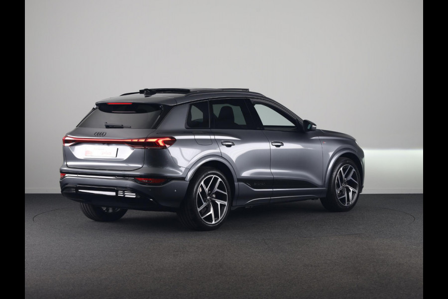 Audi Q6 e-tron S edition 83 Kwh 252 pk | Glazen panoramadak | Trekhaak, mechanisch draaibaar | Exterieurpakket zwart | Warmtewerend glas donker tint |