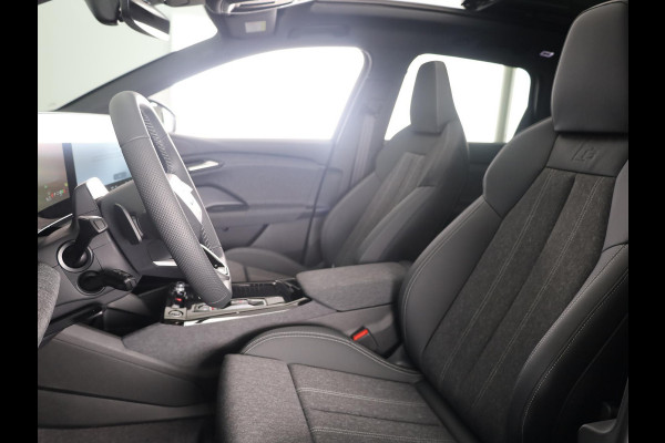Audi Q6 e-tron S edition 83 Kwh 252 pk | Glazen panoramadak | Trekhaak, mechanisch draaibaar | Exterieurpakket zwart | Warmtewerend glas donker tint |