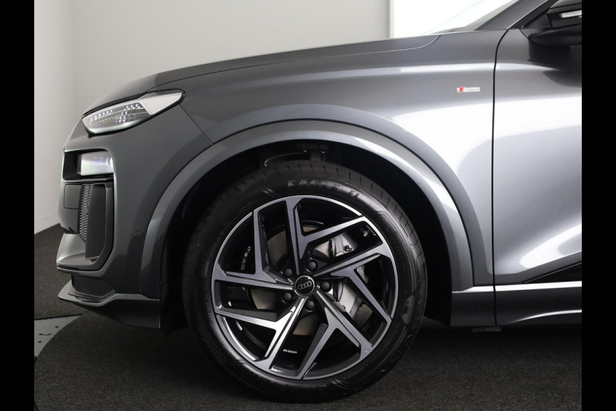 Audi Q6 e-tron S edition 83 Kwh 252 pk | Glazen panoramadak | Trekhaak, mechanisch draaibaar | Exterieurpakket zwart | Warmtewerend glas donker tint |