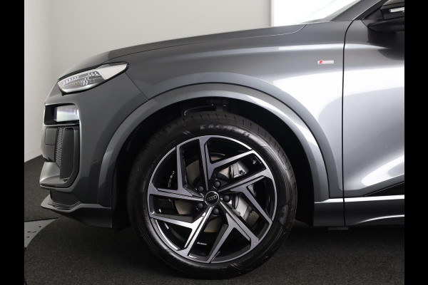 Audi Q6 e-tron S edition 83 Kwh 252 pk | Glazen panoramadak | Trekhaak, mechanisch draaibaar | Exterieurpakket zwart | Warmtewerend glas donker tint |