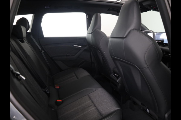 Audi Q6 e-tron S edition 83 Kwh 252 pk | Glazen panoramadak | Trekhaak, mechanisch draaibaar | Exterieurpakket zwart | Warmtewerend glas donker tint |