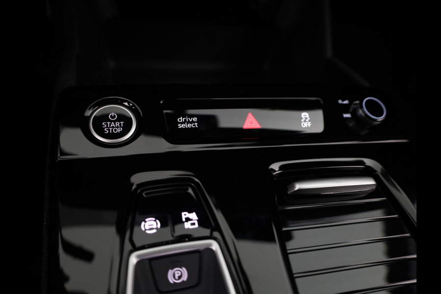 Audi Q6 e-tron S edition 83 Kwh 252 pk | Glazen panoramadak | Trekhaak, mechanisch draaibaar | Exterieurpakket zwart | Warmtewerend glas donker tint |