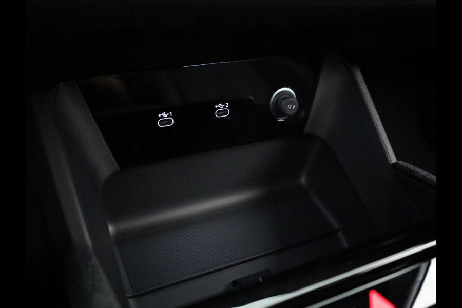 Audi Q6 e-tron S edition 83 Kwh 252 pk | Glazen panoramadak | Trekhaak, mechanisch draaibaar | Exterieurpakket zwart | Warmtewerend glas donker tint |