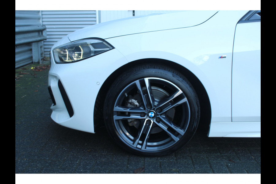 BMW 1-serie 118i 141pk High Executive Edition AUTOMAAT Panoramadak NL-Auto NAP