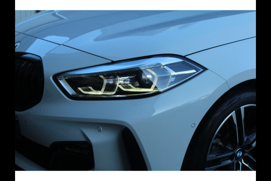 BMW 1-serie 118i 141pk High Executive Edition AUTOMAAT Panoramadak NL-Auto NAP