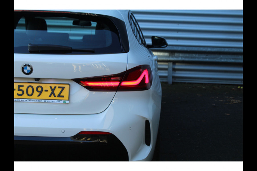 BMW 1-serie 118i 141pk High Executive Edition AUTOMAAT Panoramadak NL-Auto NAP