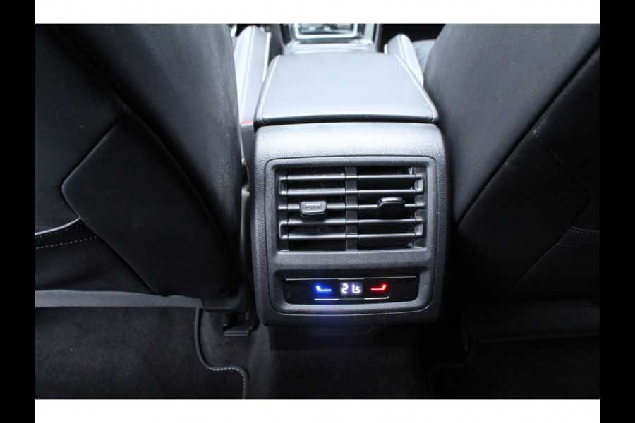Volkswagen Golf Variant 1.5 eTSI 150pk R-Line DSG7 Panoramadak Trekhaak NL-Auto NAP