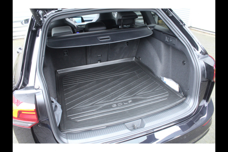 Volkswagen Golf Variant 1.5 eTSI 150pk R-Line DSG7 Panoramadak Trekhaak NL-Auto NAP