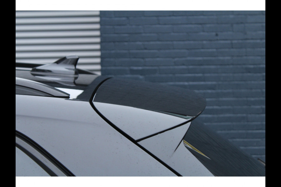 Volkswagen Golf Variant 1.5 eTSI 150pk R-Line DSG7 Panoramadak Trekhaak NL-Auto NAP