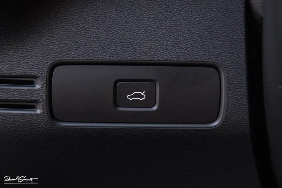 Volvo C40 Recharge Ultimate 69 kWh | Panoramadak | Adaptieve cruise | Blis | Memory |