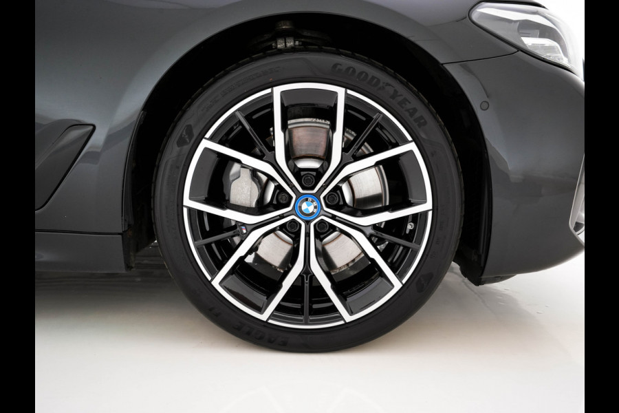 BMW 5 Serie 530e M-Sportpack Business Edition Plus (Plug-in) {SoH-86%} (INCL-BTW) *PANO | LEATHER | FULL-LED | MEMORY-PACK | HARMAN/KARDON | BLINDSPOT | DIGI-COCKPIT | CAMERA | NAVI-FULLMAP | PRIVACY-GLASS | SHIFTPADDLES | ECC | PDC | HEAD-UP | 19''ALU*