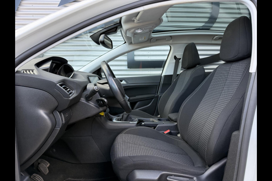 Peugeot 308 1.2 PureTech Blue Lease Executive 2e Eigenaar|Navi|Pano|Carplay|Clima|Cruise|PDC|Trekhaak|D-riem vv in 2026|N.A.P|Nieuwe APK bij Aflevering
