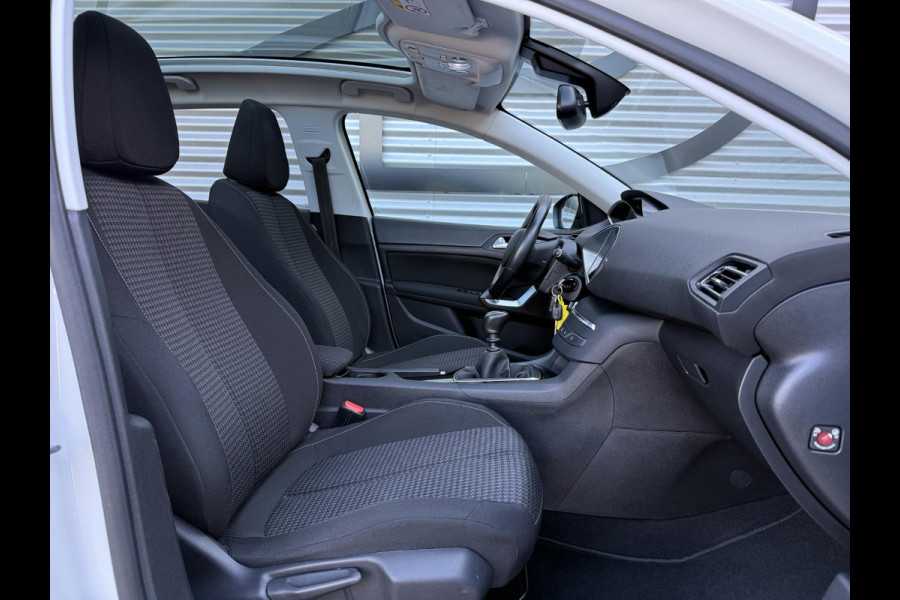 Peugeot 308 1.2 PureTech Blue Lease Executive 2e Eigenaar|Navi|Pano|Carplay|Clima|Cruise|PDC|Trekhaak|D-riem vv in 2026|N.A.P|Nieuwe APK bij Aflevering