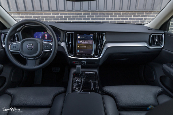 Volvo V60 2.0 T6 Plug-in hybrid AWD Core Bright Long Range | Adaptieve cruise | Blis | Memory | Leder |