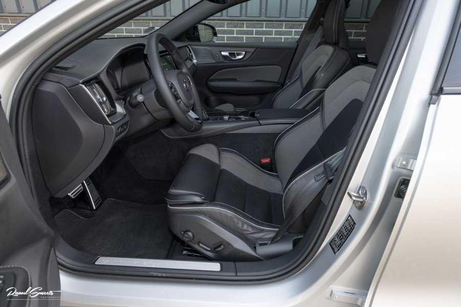 Volvo V60 2.0 T6 Recharge AWD R-Design Long Range | Panorama dak | Zwenkbare trekhaak | Adaptieve cruise | Harman Kardon |