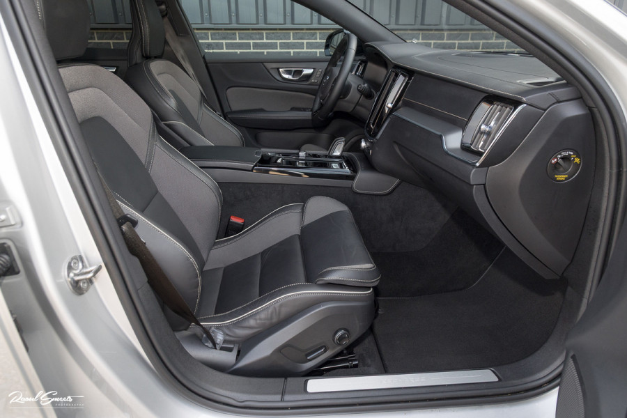 Volvo V60 2.0 T6 Recharge AWD R-Design Long Range | Panorama dak | Zwenkbare trekhaak | Adaptieve cruise | Harman Kardon |