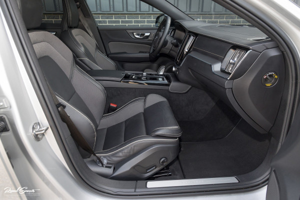 Volvo V60 2.0 T6 Recharge AWD R-Design Long Range | Panorama dak | Zwenkbare trekhaak | Adaptieve cruise | Harman Kardon |
