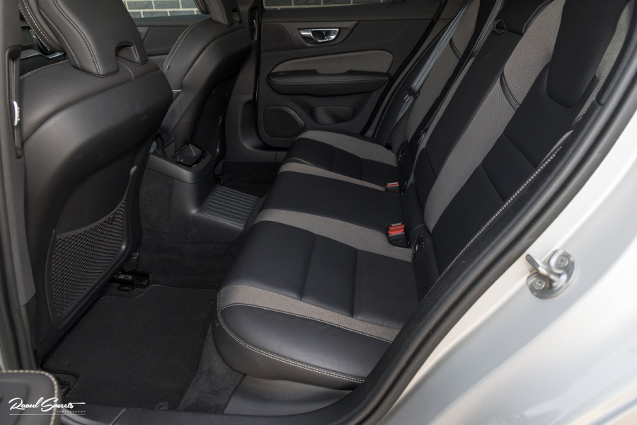 Volvo V60 2.0 T6 Recharge AWD R-Design Long Range | Panorama dak | Zwenkbare trekhaak | Adaptieve cruise | Harman Kardon |