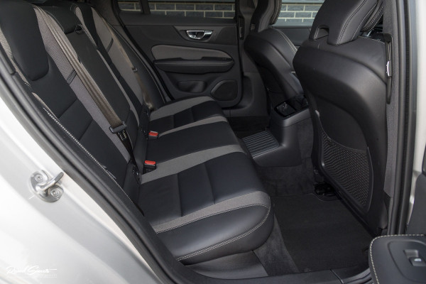 Volvo V60 2.0 T6 Recharge AWD R-Design Long Range | Panorama dak | Zwenkbare trekhaak | Adaptieve cruise | Harman Kardon |
