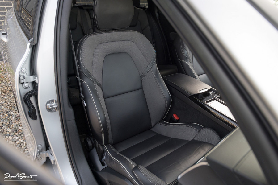 Volvo V60 2.0 T6 Recharge AWD R-Design Long Range | Panorama dak | Zwenkbare trekhaak | Adaptieve cruise | Harman Kardon |