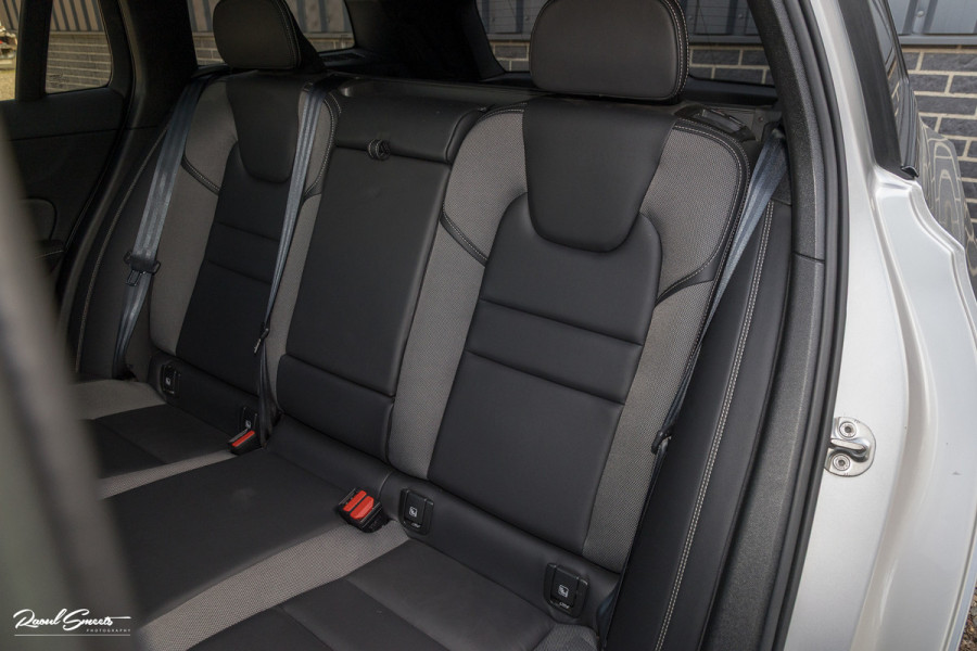 Volvo V60 2.0 T6 Recharge AWD R-Design Long Range | Panorama dak | Zwenkbare trekhaak | Adaptieve cruise | Harman Kardon |