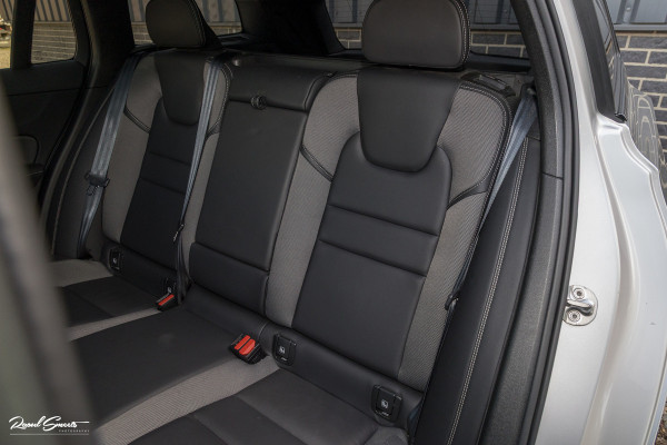 Volvo V60 2.0 T6 Recharge AWD R-Design Long Range | Panorama dak | Zwenkbare trekhaak | Adaptieve cruise | Harman Kardon |