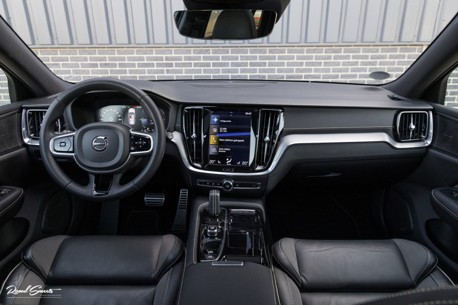 Volvo V60 2.0 T6 Recharge AWD R-Design Long Range | Panorama dak | Zwenkbare trekhaak | Adaptieve cruise | Harman Kardon |
