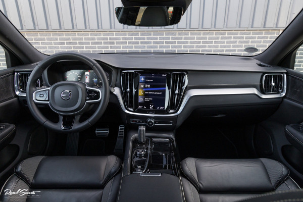 Volvo V60 2.0 T6 Recharge AWD R-Design Long Range | Panorama dak | Zwenkbare trekhaak | Adaptieve cruise | Harman Kardon |