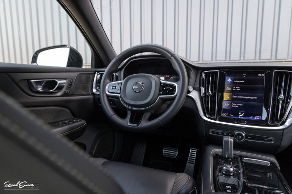 Volvo V60 2.0 T6 Recharge AWD R-Design Long Range | Panorama dak | Zwenkbare trekhaak | Adaptieve cruise | Harman Kardon |