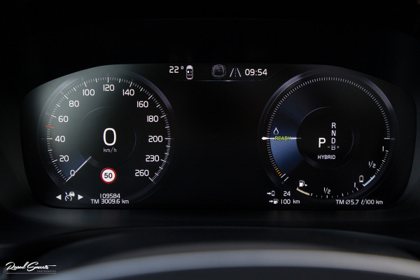 Volvo V60 2.0 T6 Recharge AWD R-Design Long Range | Panorama dak | Zwenkbare trekhaak | Adaptieve cruise | Harman Kardon |