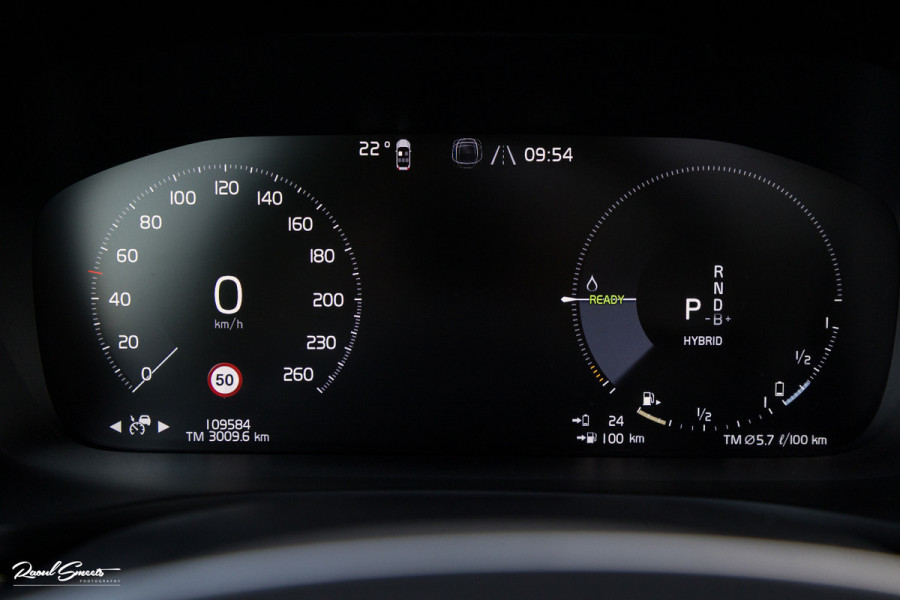 Volvo V60 2.0 T6 Recharge AWD R-Design Long Range | Panorama dak | Zwenkbare trekhaak | Adaptieve cruise | Harman Kardon |