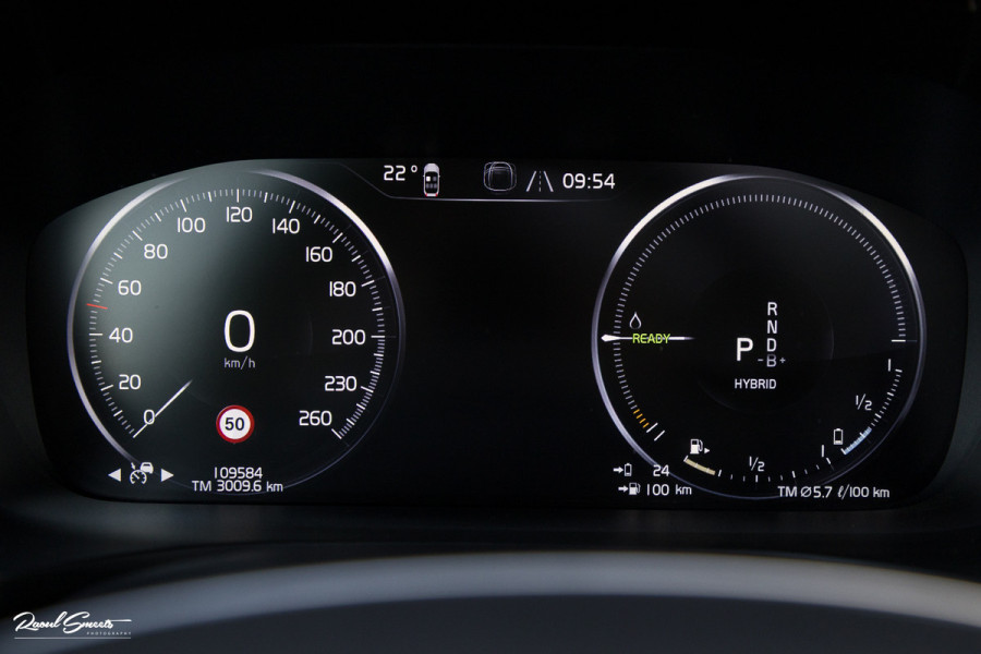 Volvo V60 2.0 T6 Recharge AWD R-Design Long Range | Panorama dak | Zwenkbare trekhaak | Adaptieve cruise | Harman Kardon |